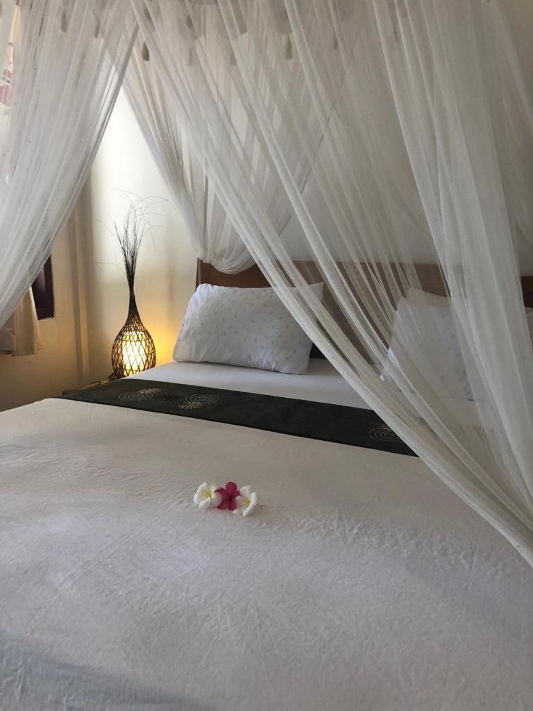 Biru Meno Beach Bungalows Gili Meno Extérieur photo